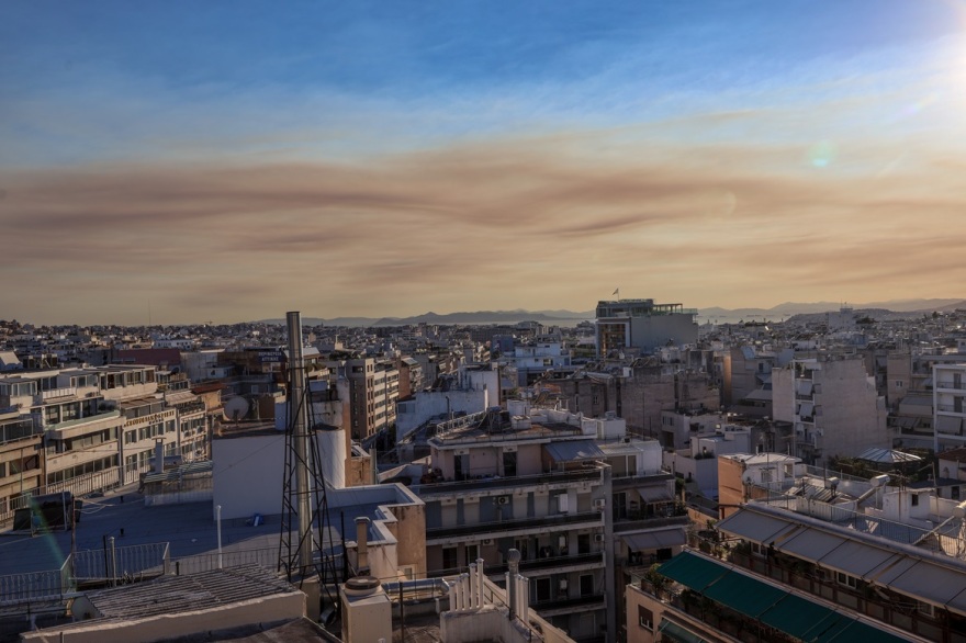 Φωτιά στην Κορινθία: Κάηκαν σπίτια, έκλεισε η Κορίνθου-Πατρών στο ύψος του Δερβενίου, συγκλονιστικά βίντεο