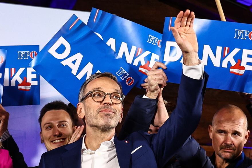 Θρίαμβος της ακροδεξιάς στην Αυστρία: Συναγερμός για την Ευρώπη, λέει η Επιτροπή Άουσβιτς 