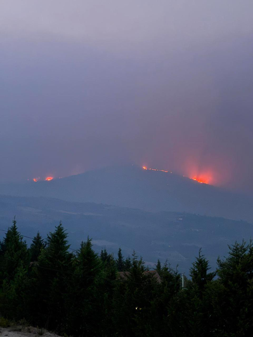 Φωτιά στην Κορινθία: Κάηκαν σπίτια, έκλεισε η Κορίνθου-Πατρών στο ύψος του Δερβενίου, συγκλονιστικά βίντεο