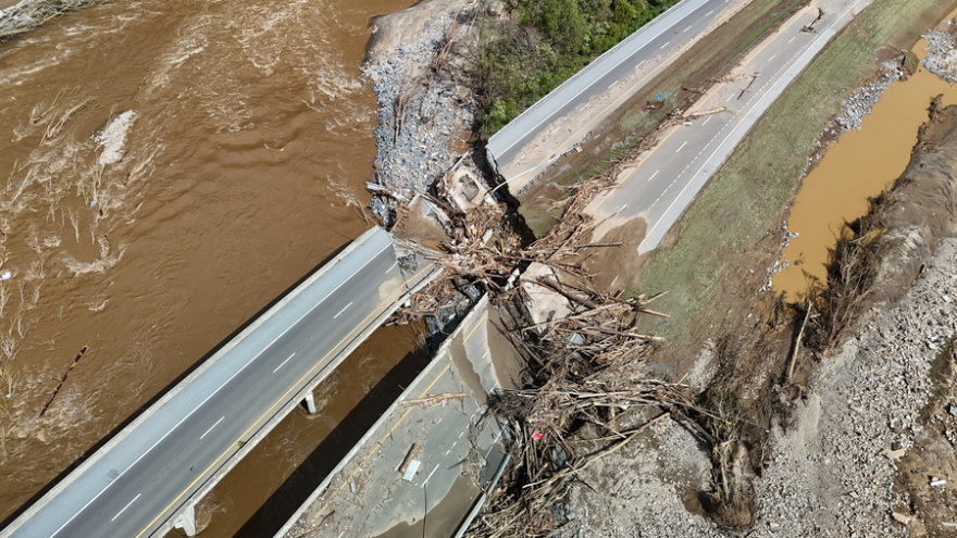 Τυφώνας Helene: Πάνω από 100 νεκροί στις ΗΠΑ - Λίμνη καλύφθηκε με συντρίμμια, δείτε βίντεο