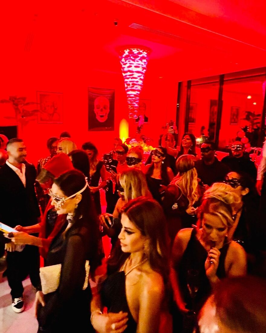 Μαρίνα Βερνίκου: Στο Ντουμπάι σε πάρτι με θέμα τα «Μάτια Ερμητικά Κλειστά»