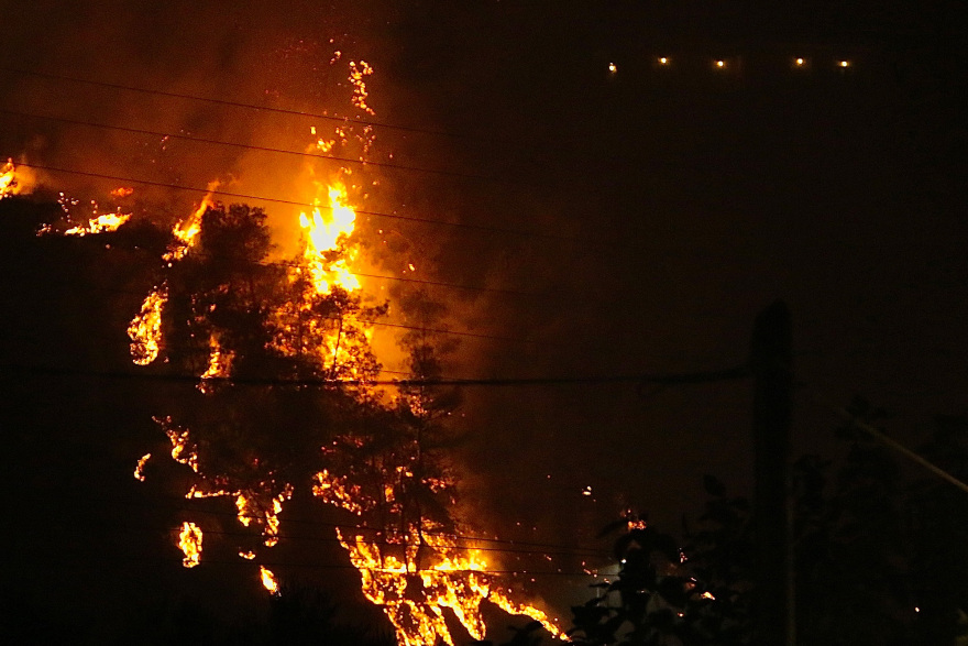 Φωτιά στην Κορινθία: Κάηκαν σπίτια, έκλεισε η Κορίνθου-Πατρών στο ύψος του Δερβενίου, συγκλονιστικά βίντεο