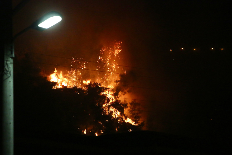 Φωτιά στην Κορινθία: Κάηκαν σπίτια, έκλεισε η Κορίνθου-Πατρών στο ύψος του Δερβενίου, συγκλονιστικά βίντεο