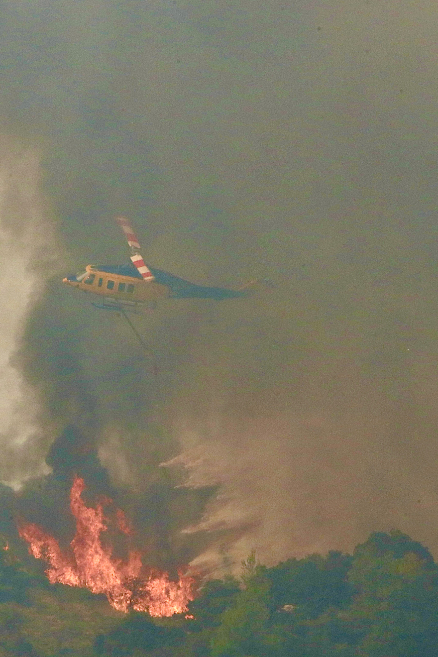 Μάχη τη νύχτα με τις διάσπαρτες εστίες στην πυρκαγιά στο Ξυλόκαστρο 