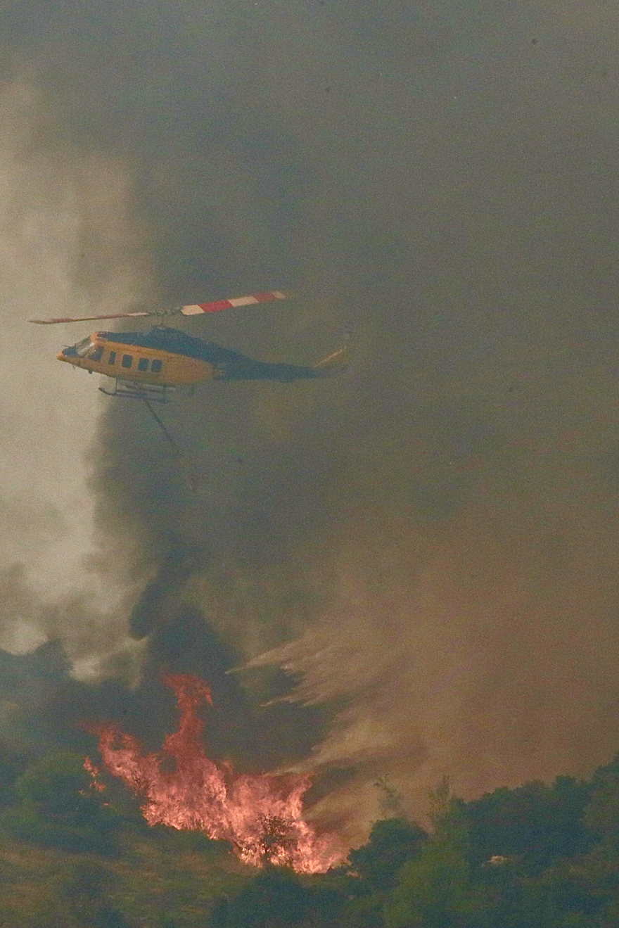 Μάχη τη νύχτα με τις διάσπαρτες εστίες στην πυρκαγιά στο Ξυλόκαστρο 