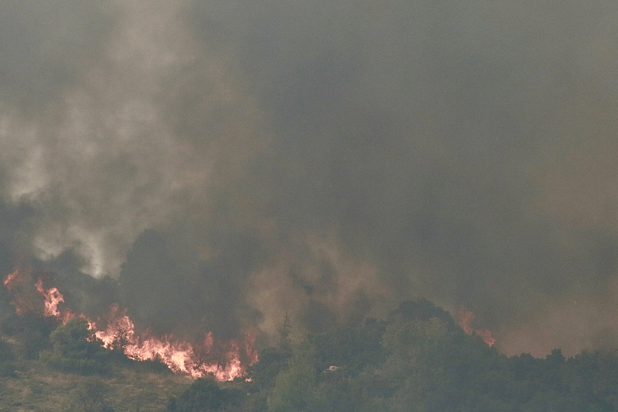Μάχη τη νύχτα με τις διάσπαρτες εστίες στην πυρκαγιά στο Ξυλόκαστρο 