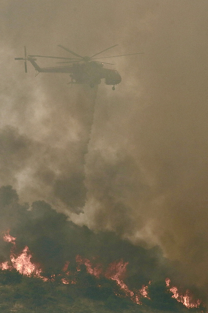 Μάχη τη νύχτα με τις διάσπαρτες εστίες στην πυρκαγιά στο Ξυλόκαστρο 