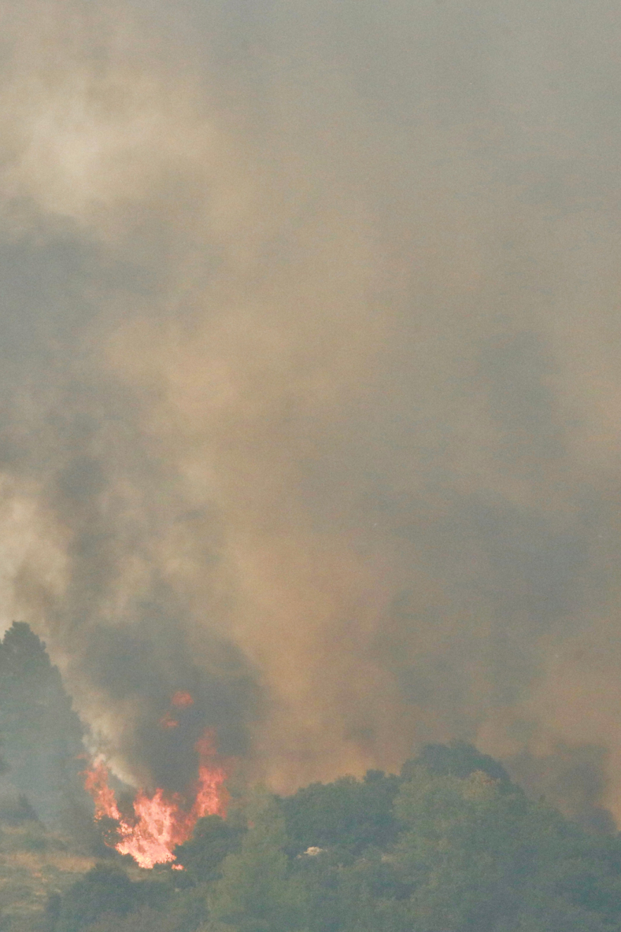 Μάχη τη νύχτα με τις διάσπαρτες εστίες στην πυρκαγιά στο Ξυλόκαστρο 