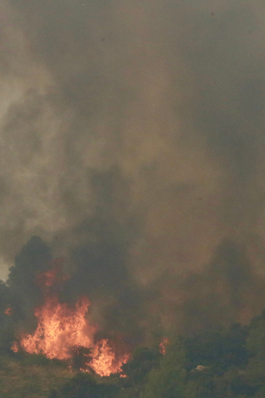 Μάχη τη νύχτα με τις διάσπαρτες εστίες στην πυρκαγιά στο Ξυλόκαστρο 