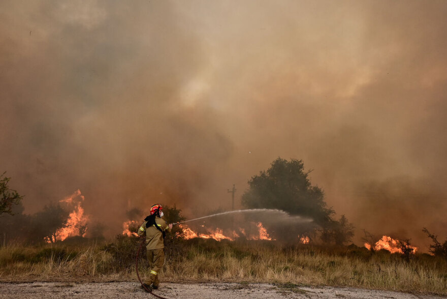 Μάχη τη νύχτα με τις διάσπαρτες εστίες στην πυρκαγιά στο Ξυλόκαστρο 