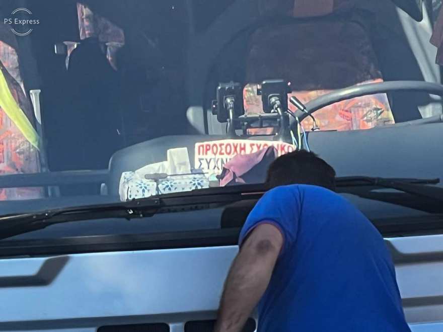 Σύγκρουση λεωφορείου με ΙΧ στη Γλυφάδα - Τρεις τραυματίες 