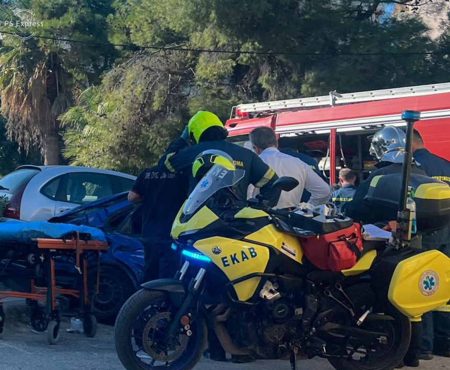 Σύγκρουση λεωφορείου με ΙΧ στη Γλυφάδα - Τρεις τραυματίες 