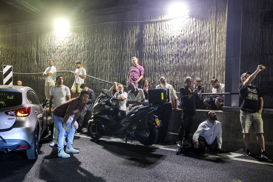 Δείτε βίντεο:  Οικογένεια Ισραηλινών μιλά μέσα από το «bomb room» του σπιτιού της την ώρα που πέφτουν οι πύραυλοι από το Ιράν 