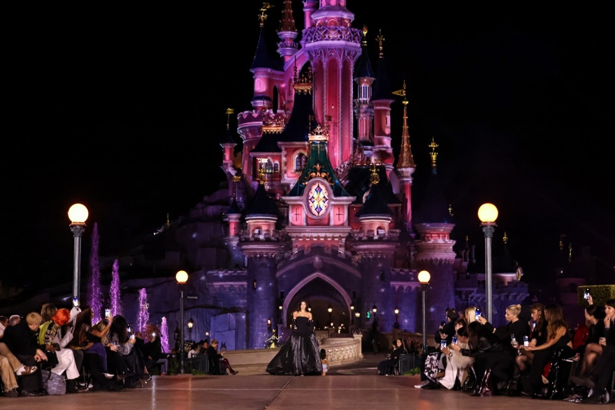 Η Κάιλι Τζένερ έκανε πασαρέλα στην Disneyland του Παρισιού