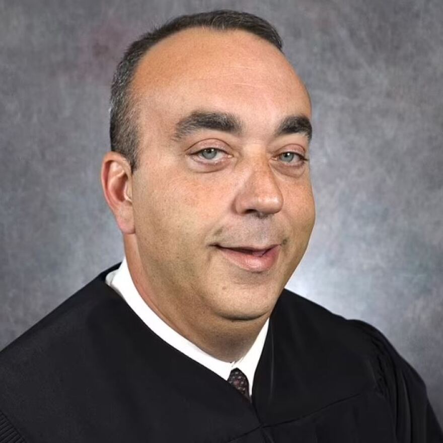 Κεντάκι: Η στιγμή που σερίφης πυροβόλησε και σκότωσε δικαστή - Είχε βρει τον αριθμό της κόρης του στο κινητό του