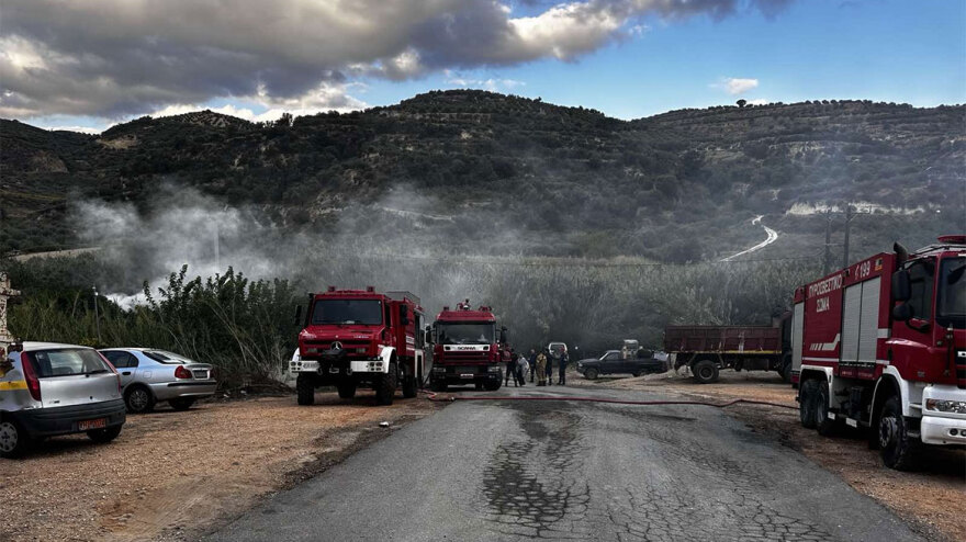 Στάχτες οκτώ από τα 10 απορριμματοφόρα στο Μαλεβίζι Ηρακλείου - Εμπρησμό «βλέπουν» οι Αρχές