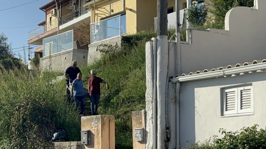 Κέρκυρα: Θλίψη στην κηδεία του 68χρονου που δολοφονήθηκε από τη σύζυγό του - Στον ανακριτή η 48χρονη