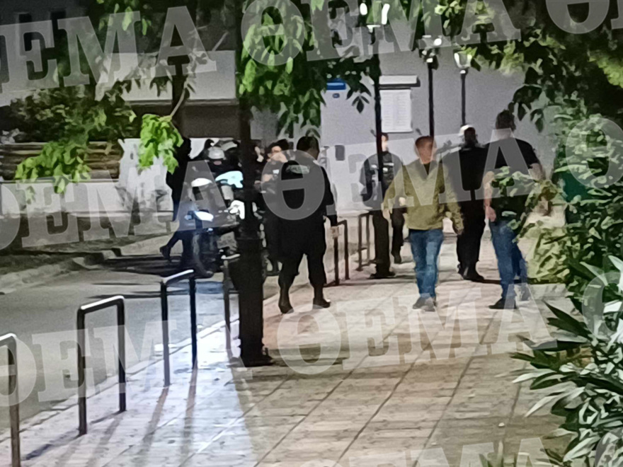 Μενίδι: Χειροπέδες σε Αλβανό που είχε σακούλα με χειροβομβίδες, πυροκροτητές και σφαίρες