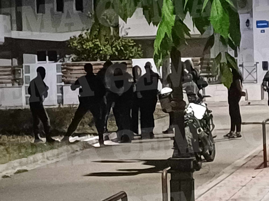 Μενίδι: Χειροπέδες σε Αλβανό που είχε σακούλα με χειροβομβίδες, πυροκροτητές και σφαίρες