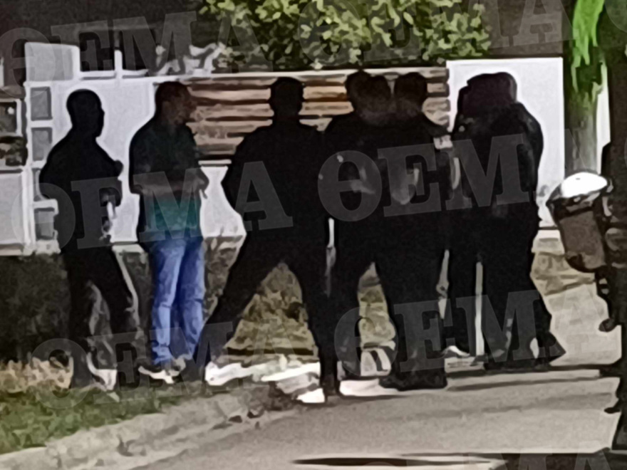 Μενίδι: Χειροπέδες σε Αλβανό που είχε σακούλα με χειροβομβίδες, πυροκροτητές και σφαίρες