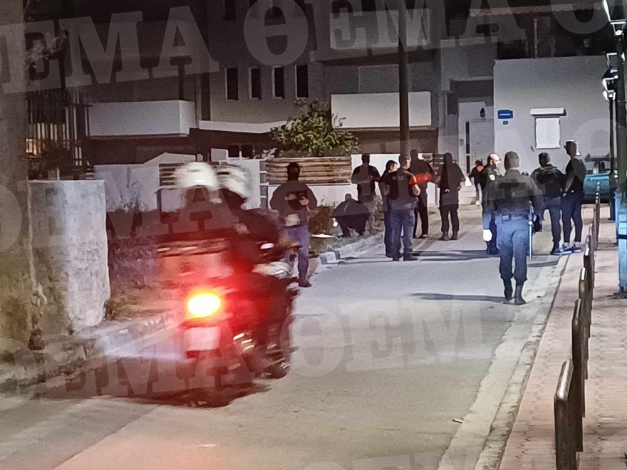 Μενίδι: Χειροπέδες σε Αλβανό που είχε σακούλα με χειροβομβίδες, πυροκροτητές και σφαίρες