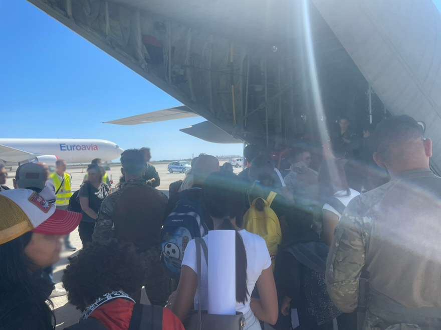 Επαναπατρίστηκαν οι 22 Έλληνες από τον Λίβανο - Δείτε βίντεο και φωτογραφίες