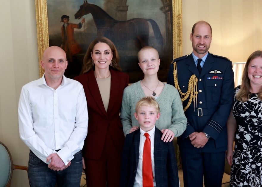 Βρετανικά Ανάκτορα: Η τρυφερή αγκαλιά της Κέιτ Μίντλετον στην 16χρονη που δίνει μάχη με τον καρκίνο