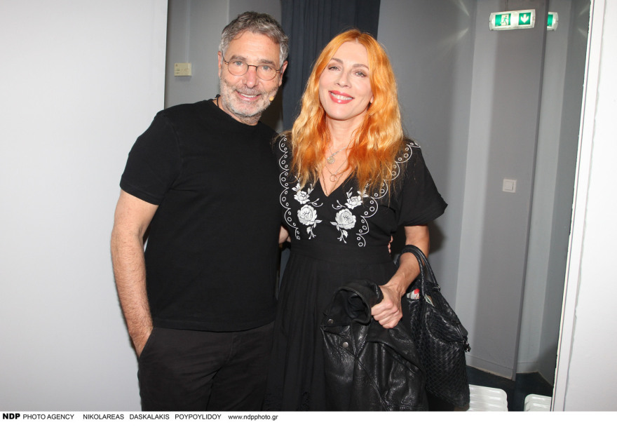 Σμαράγδα Καρύδη: Στην πρεμιέρα της παράστασης του Θοδωρή Αθερίδη λίγο μετά τον θάνατο του πατέρα της