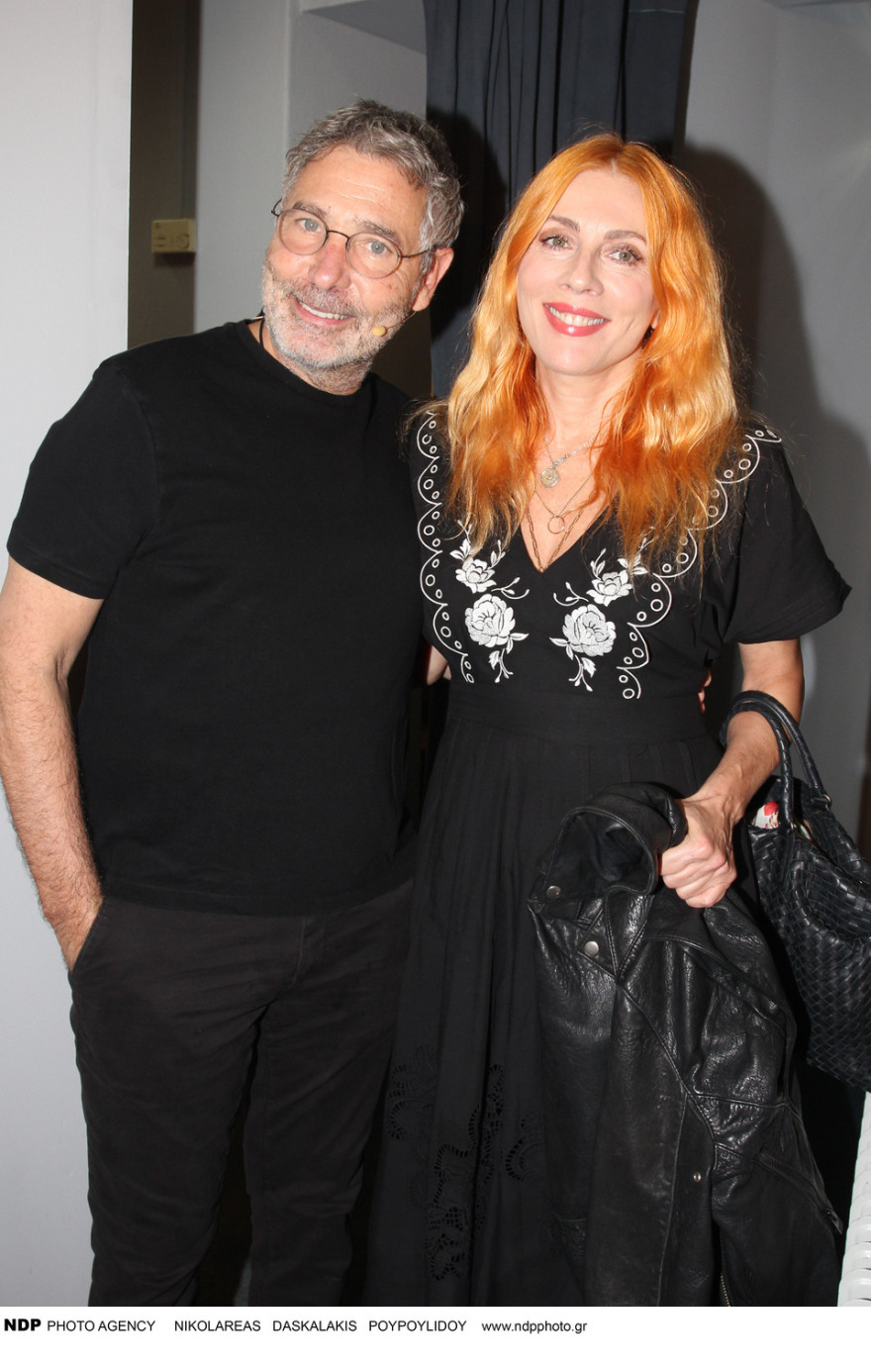 Σμαράγδα Καρύδη: Στην πρεμιέρα της παράστασης του Θοδωρή Αθερίδη λίγο μετά τον θάνατο του πατέρα της