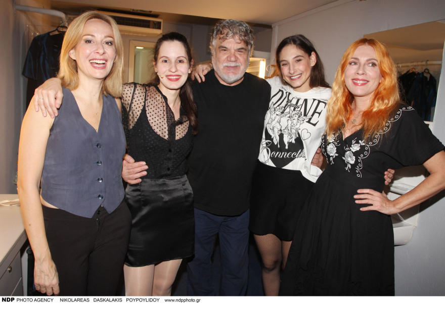 Σμαράγδα Καρύδη: Στην πρεμιέρα της παράστασης του Θοδωρή Αθερίδη λίγο μετά τον θάνατο του πατέρα της