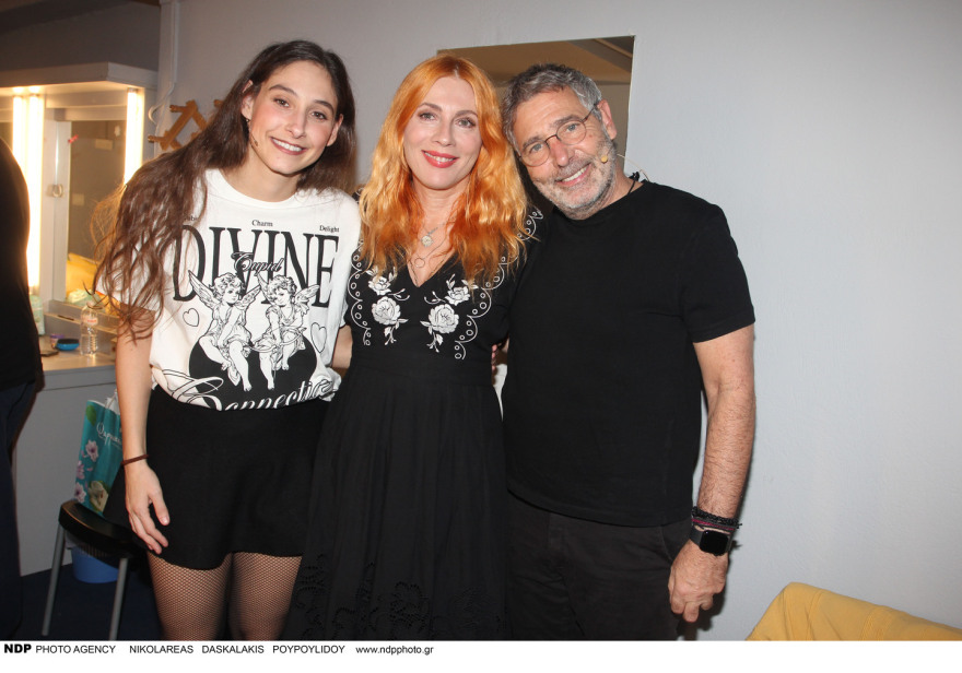 Σμαράγδα Καρύδη: Στην πρεμιέρα της παράστασης του Θοδωρή Αθερίδη λίγο μετά τον θάνατο του πατέρα της