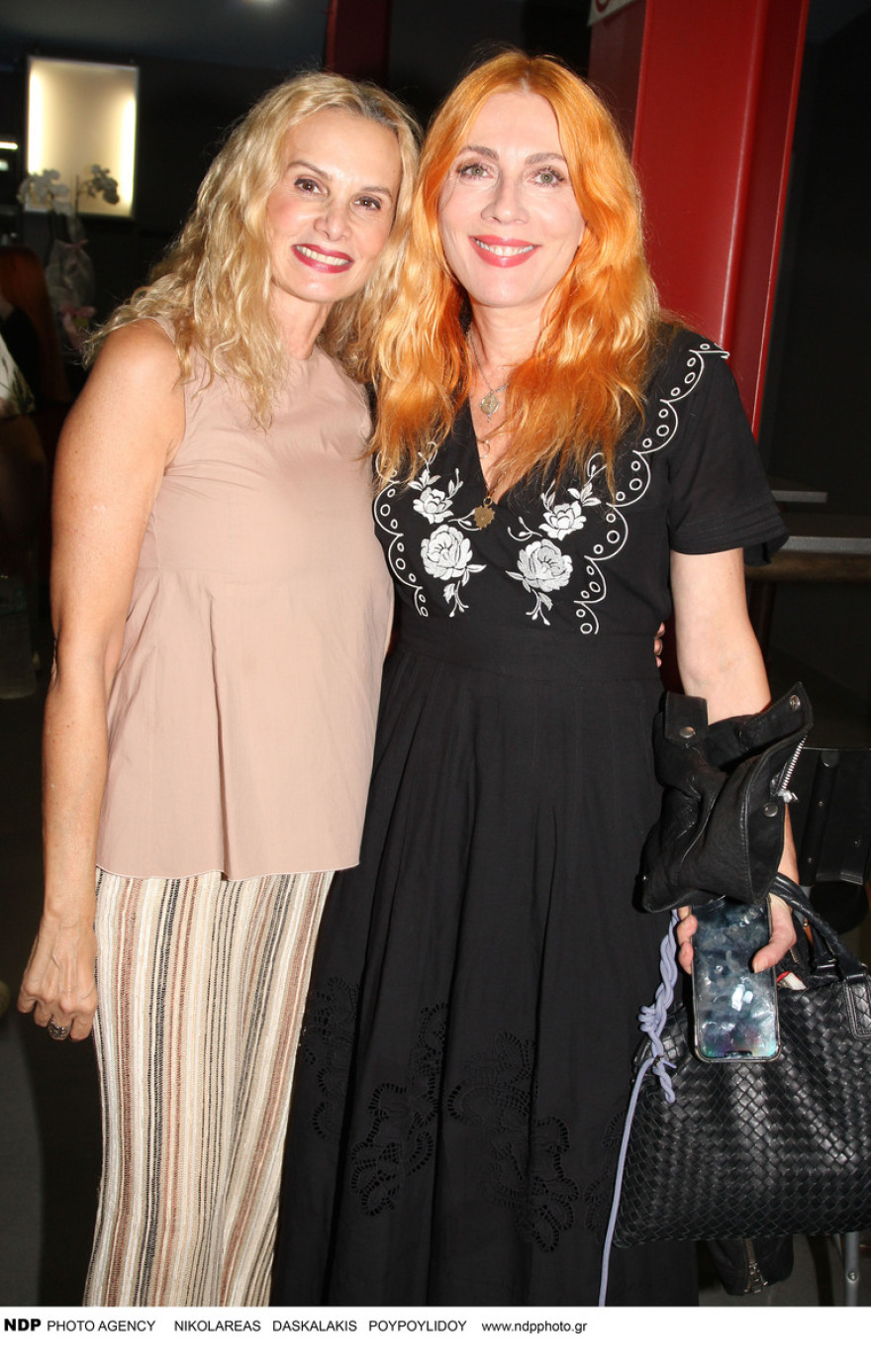 Σμαράγδα Καρύδη: Στην πρεμιέρα της παράστασης του Θοδωρή Αθερίδη λίγο μετά τον θάνατο του πατέρα της