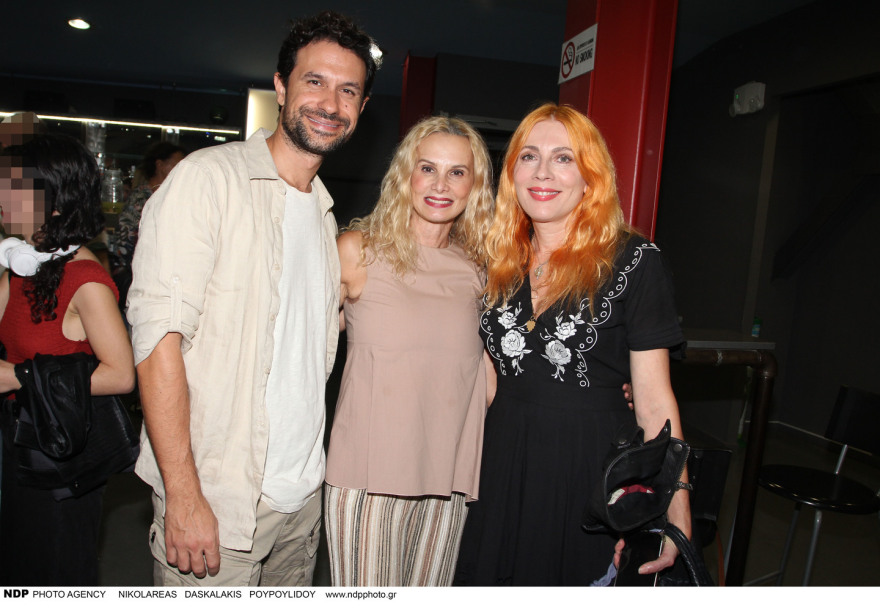 Σμαράγδα Καρύδη: Στην πρεμιέρα της παράστασης του Θοδωρή Αθερίδη λίγο μετά τον θάνατο του πατέρα της