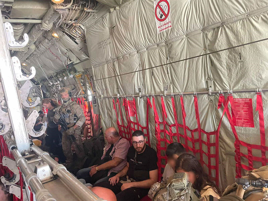 ΓΕΕΘΑ: Νέες φωτογραφίες μέσα στο C-130 από την επιχείρηση απομάκρυνσης Ελλήνων από τον Λίβανο