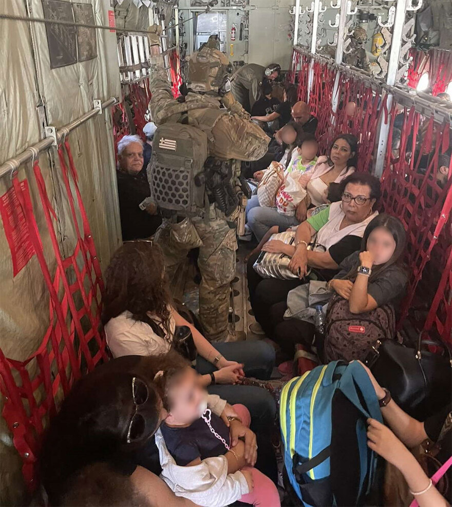 ΓΕΕΘΑ: Νέες φωτογραφίες μέσα στο C-130 από την επιχείρηση απομάκρυνσης Ελλήνων από τον Λίβανο