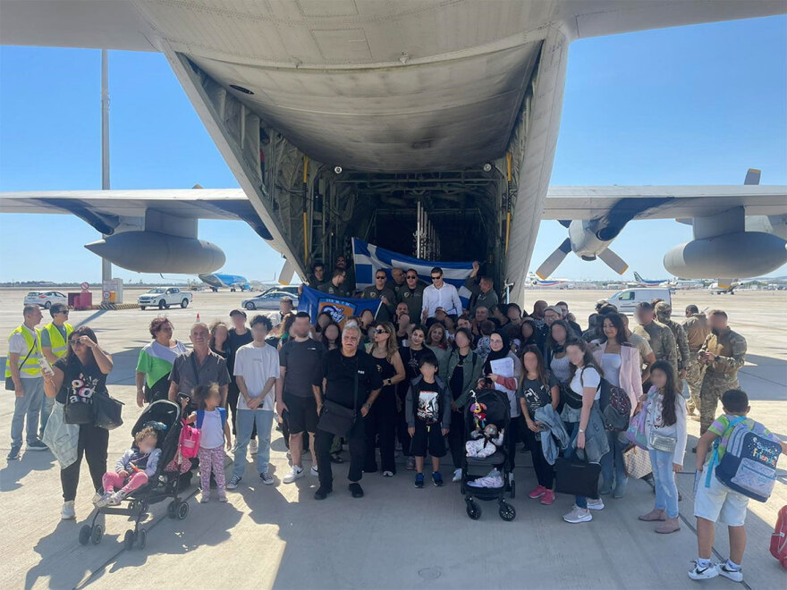 ΓΕΕΘΑ: Νέες φωτογραφίες μέσα στο C-130 από την επιχείρηση απομάκρυνσης Ελλήνων από τον Λίβανο