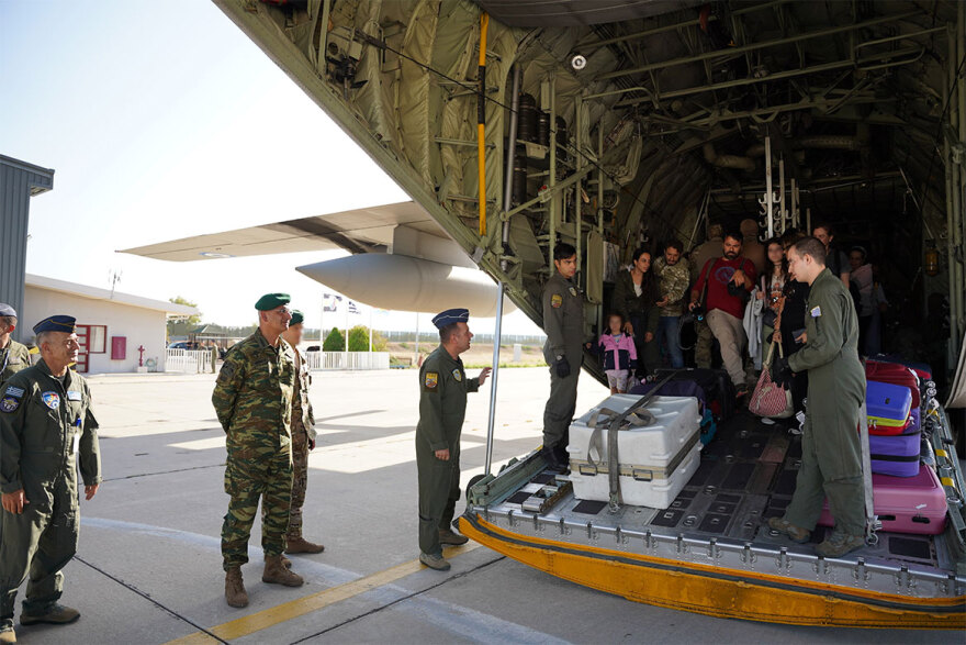 ΓΕΕΘΑ: Νέες φωτογραφίες μέσα στο C-130 από την επιχείρηση απομάκρυνσης Ελλήνων από τον Λίβανο