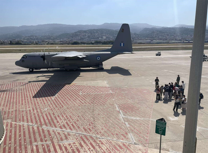 ΓΕΕΘΑ: Νέες φωτογραφίες μέσα στο C-130 από την επιχείρηση απομάκρυνσης Ελλήνων από τον Λίβανο