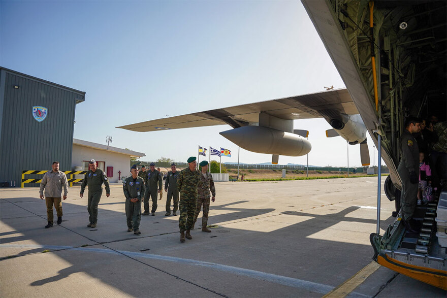 ΓΕΕΘΑ: Νέες φωτογραφίες μέσα στο C-130 από την επιχείρηση απομάκρυνσης Ελλήνων από τον Λίβανο