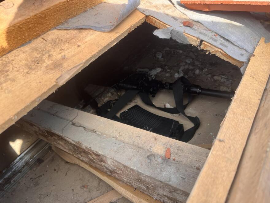 Θεσσαλονίκη: Καραμπίνα και ηρωίνη έκρυβαν σε σκεπή διακινητές ναρκωτικών - Είχαν κάνει κρυψώνα και μια μπάλα!