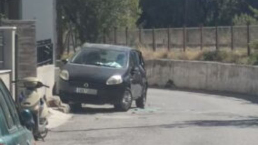 Βόλος: Φορτηγό χτύπησε αυτοκίνητο και γκρέμισε είσοδο αυλής σπιτιού - Φωτογραφίες 