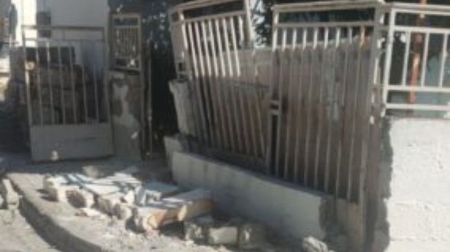 Βόλος: Φορτηγό χτύπησε αυτοκίνητο και γκρέμισε είσοδο αυλής σπιτιού - Φωτογραφίες 