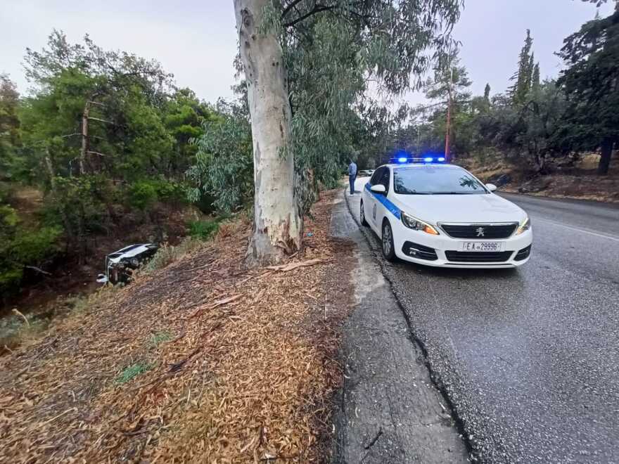 Φωτογραφίες: Πτώση ασθενοφόρου σε ρεματιά στο νεκροταφείο Καισαριανής - Τρεις τραυματίες
