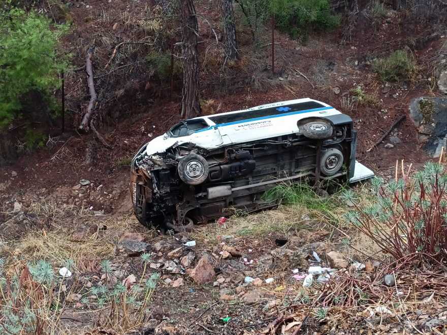 Φωτογραφίες: Πτώση ασθενοφόρου σε ρεματιά στο νεκροταφείο Καισαριανής - Τρεις τραυματίες