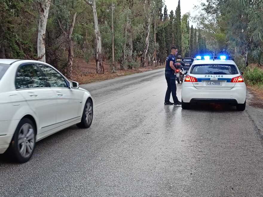 Φωτογραφίες: Πτώση ασθενοφόρου σε ρεματιά στο νεκροταφείο Καισαριανής - Τρεις τραυματίες