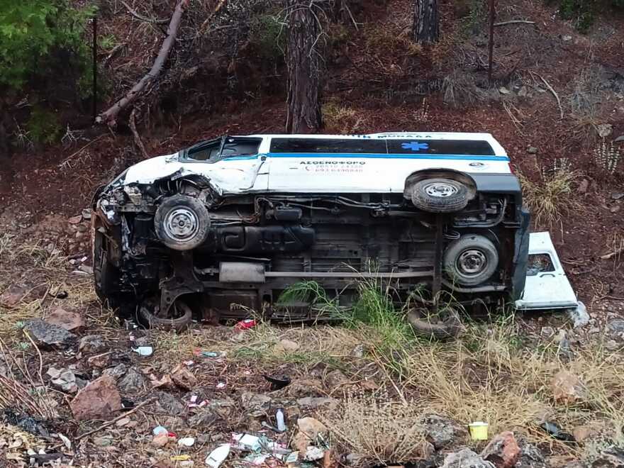 Φωτογραφίες: Πτώση ασθενοφόρου σε ρεματιά στο νεκροταφείο Καισαριανής - Τρεις τραυματίες