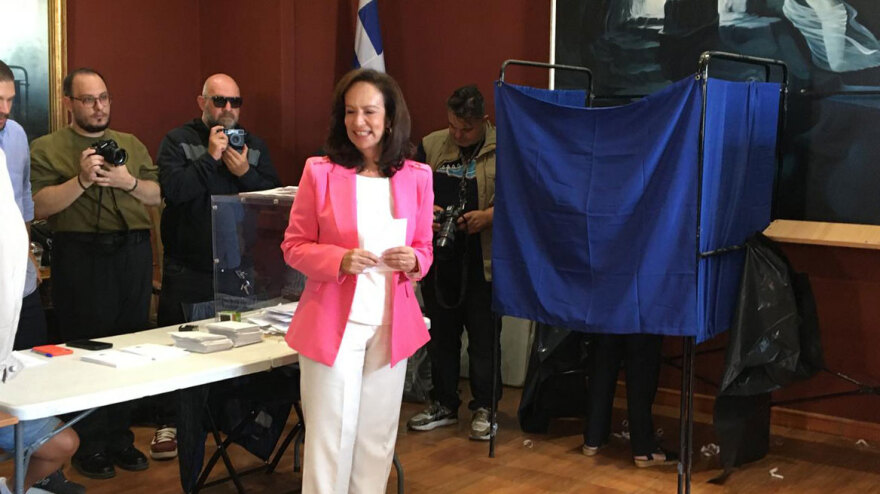 Εκλογές ΠΑΣΟΚ: Ψήφισε και η Άννα Διαμαντοπούλου -  «Πάμε κάλπες» το μήνυμά της