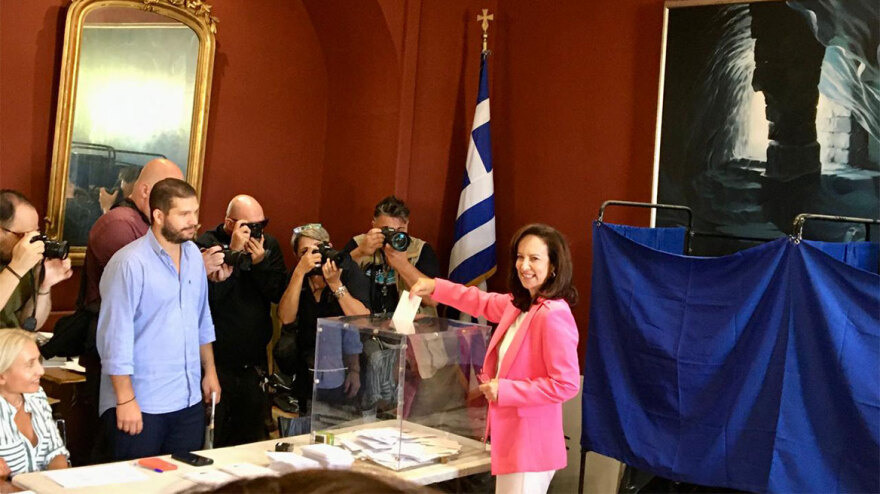 Εκλογές ΠΑΣΟΚ: Ψήφισε και η Άννα Διαμαντοπούλου -  «Πάμε κάλπες» το μήνυμά της