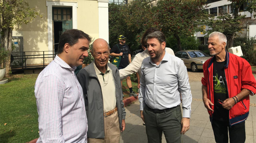 Εκλογές στο ΠΑΣΟΚ: Ψήφισε ο Κώστας Σημίτης - «Το κόμμα να παίξει ένα σημαντικό ρόλο για την ελληνική εξέλιξη»