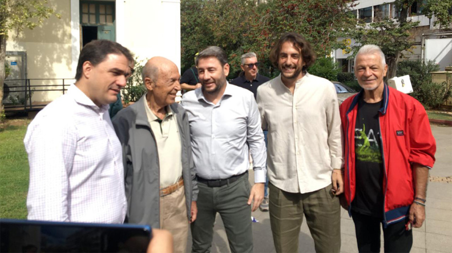 Εκλογές στο ΠΑΣΟΚ: Ψήφισε ο Κώστας Σημίτης - «Το κόμμα να παίξει ένα σημαντικό ρόλο για την ελληνική εξέλιξη»